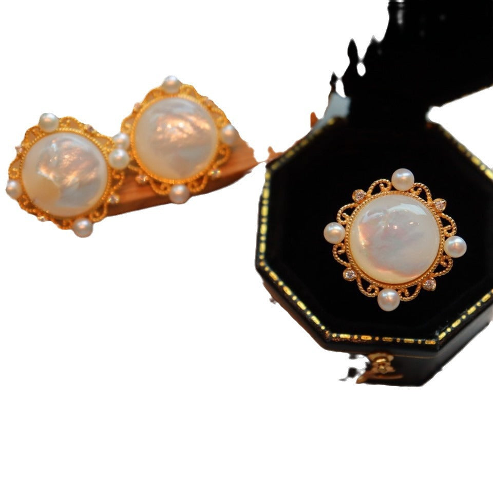 Charming Gold Earring for Any Occasion