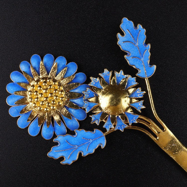 Charming Gold Piece for Any Occasion