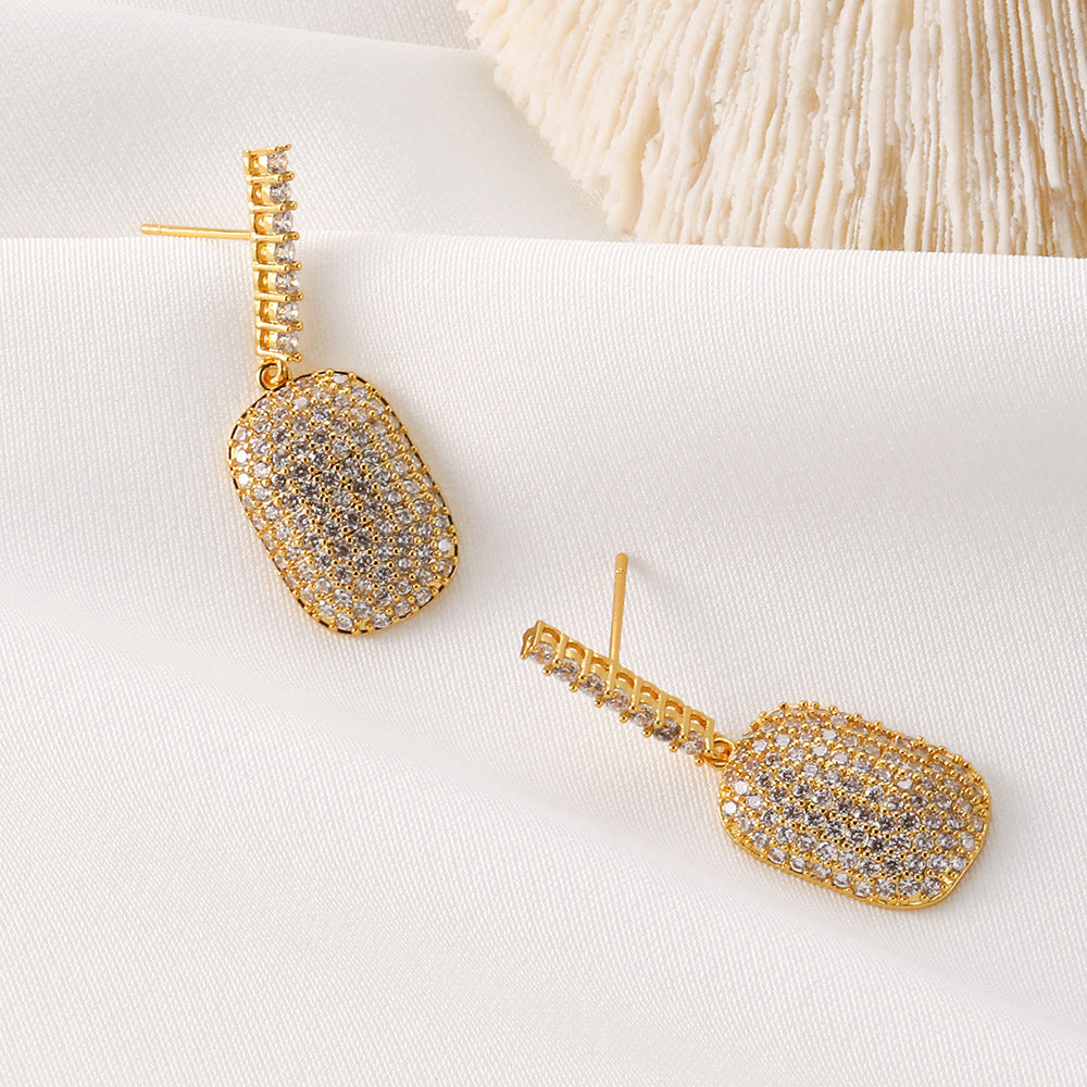 Classic Gold Earring with Timeless Appeal