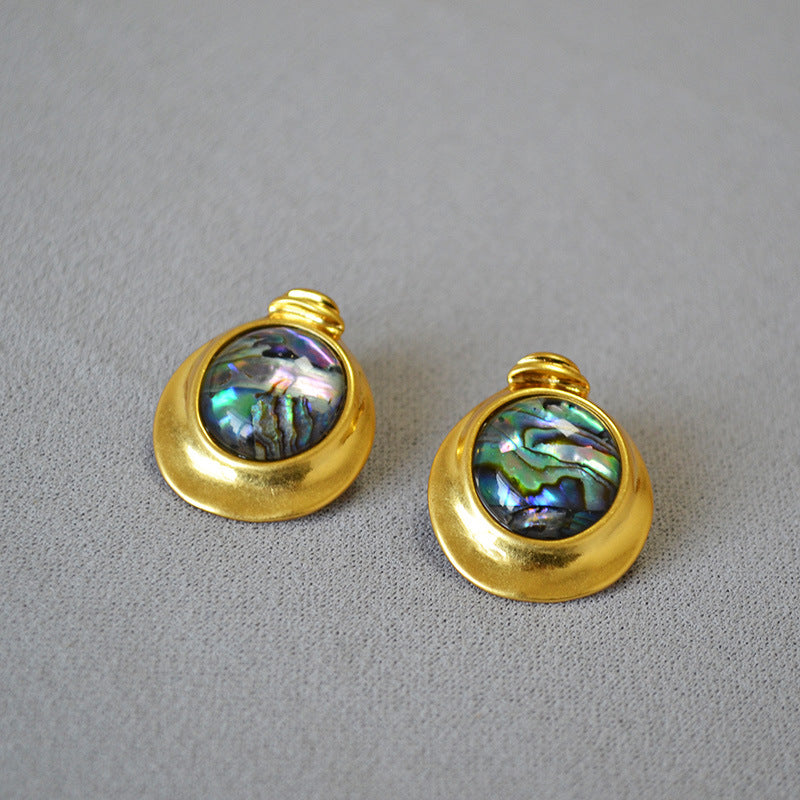 Charming Gold Earring for Any Occasion