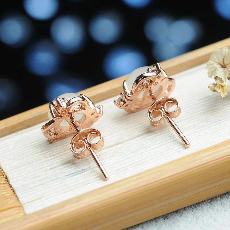Charming Silver Earring for Any Occasion
