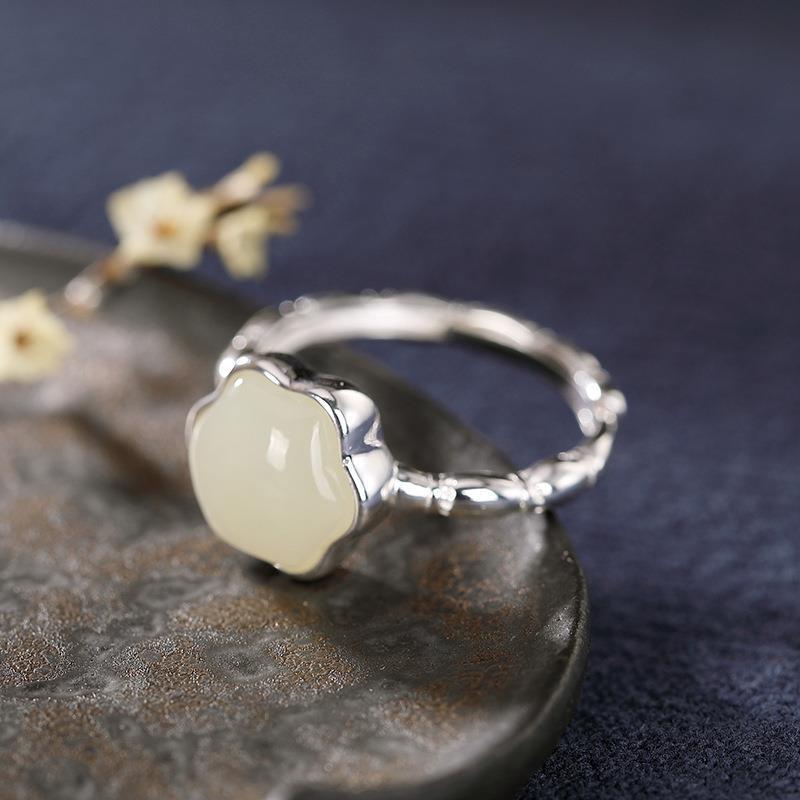 Classic Silver Ring with Timeless Appeal