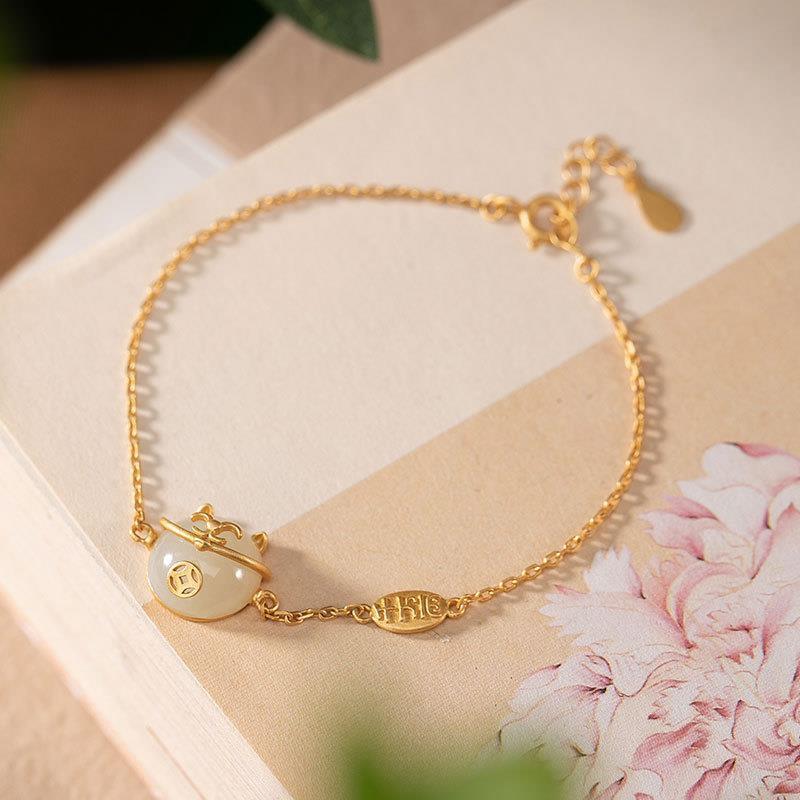 Classic Gold Bracelet with Timeless Appeal