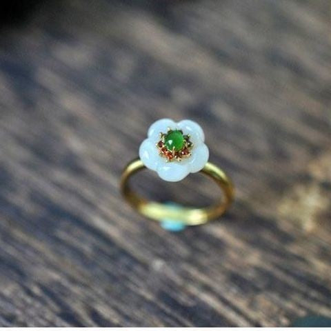 Charming Gold Ring for Any Occasion