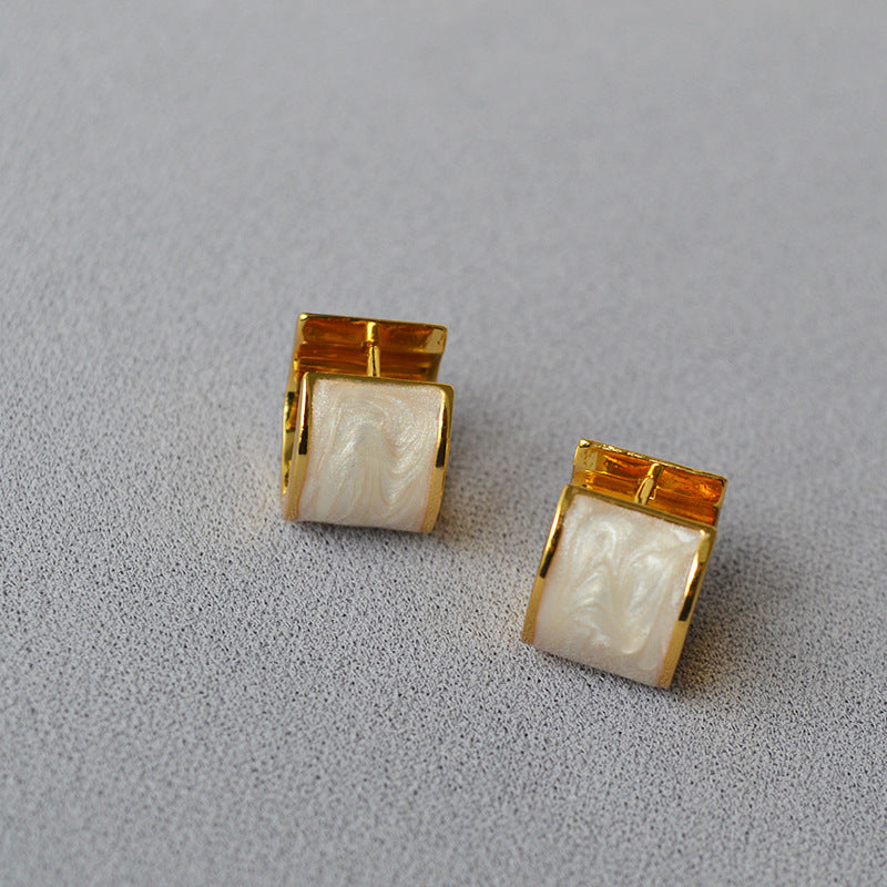 Classic Gold Earring with Timeless Appeal