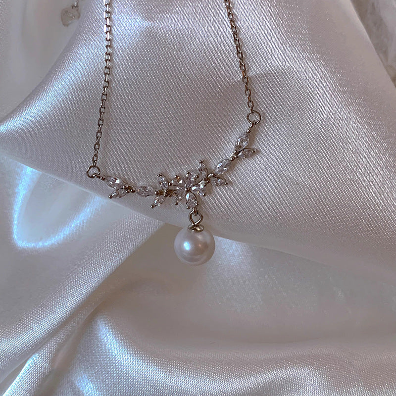 Beautiful Pearl Necklace with Unique Style