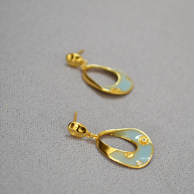 Classic Gold Earring with Timeless Appeal