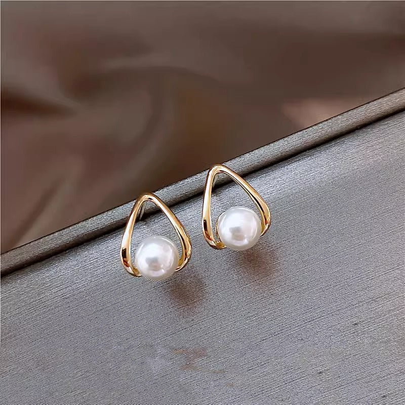 Beautiful Pearl Earring with Unique Style