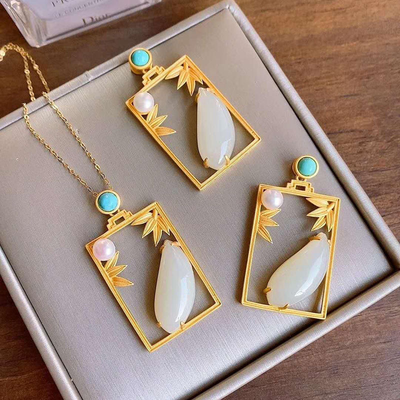 Classic Silver Necklace with Timeless Appeal