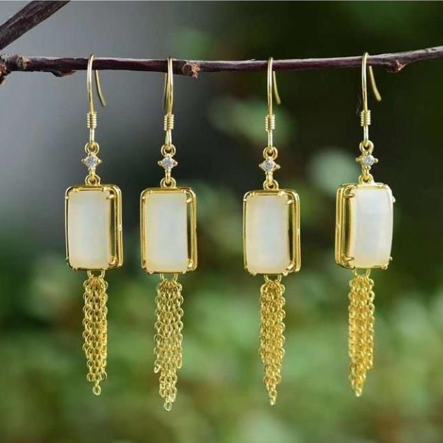 Classic Gold Earring with Timeless Appeal