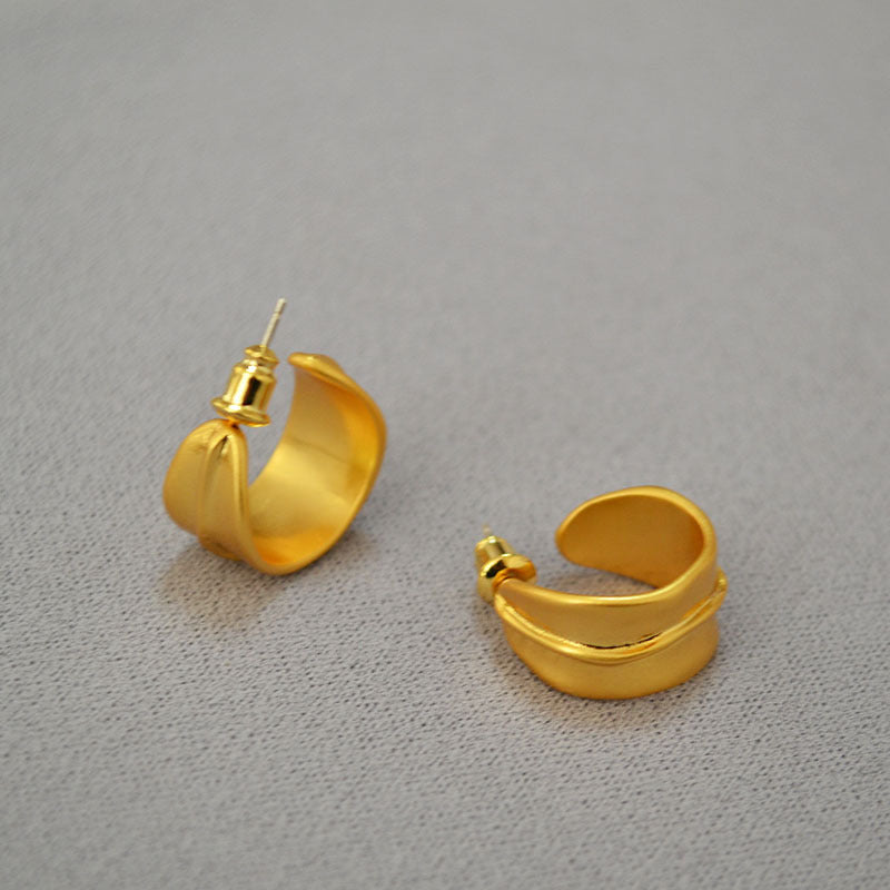Classic Gold Earring with Timeless Appeal