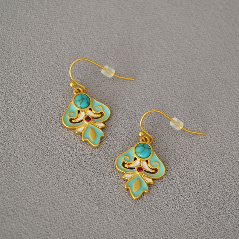 Classic Gold Earring with Timeless Appeal