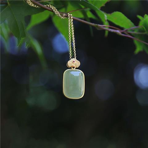 Stunning Gold Necklace for Daily Wear