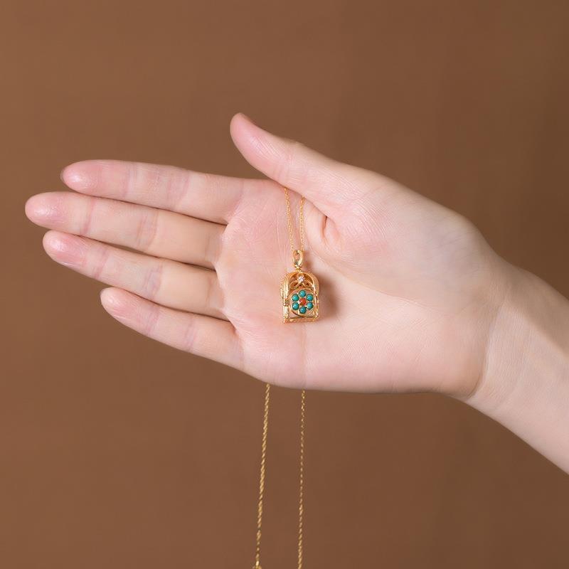 Romantic Gold Necklace for Special Moments