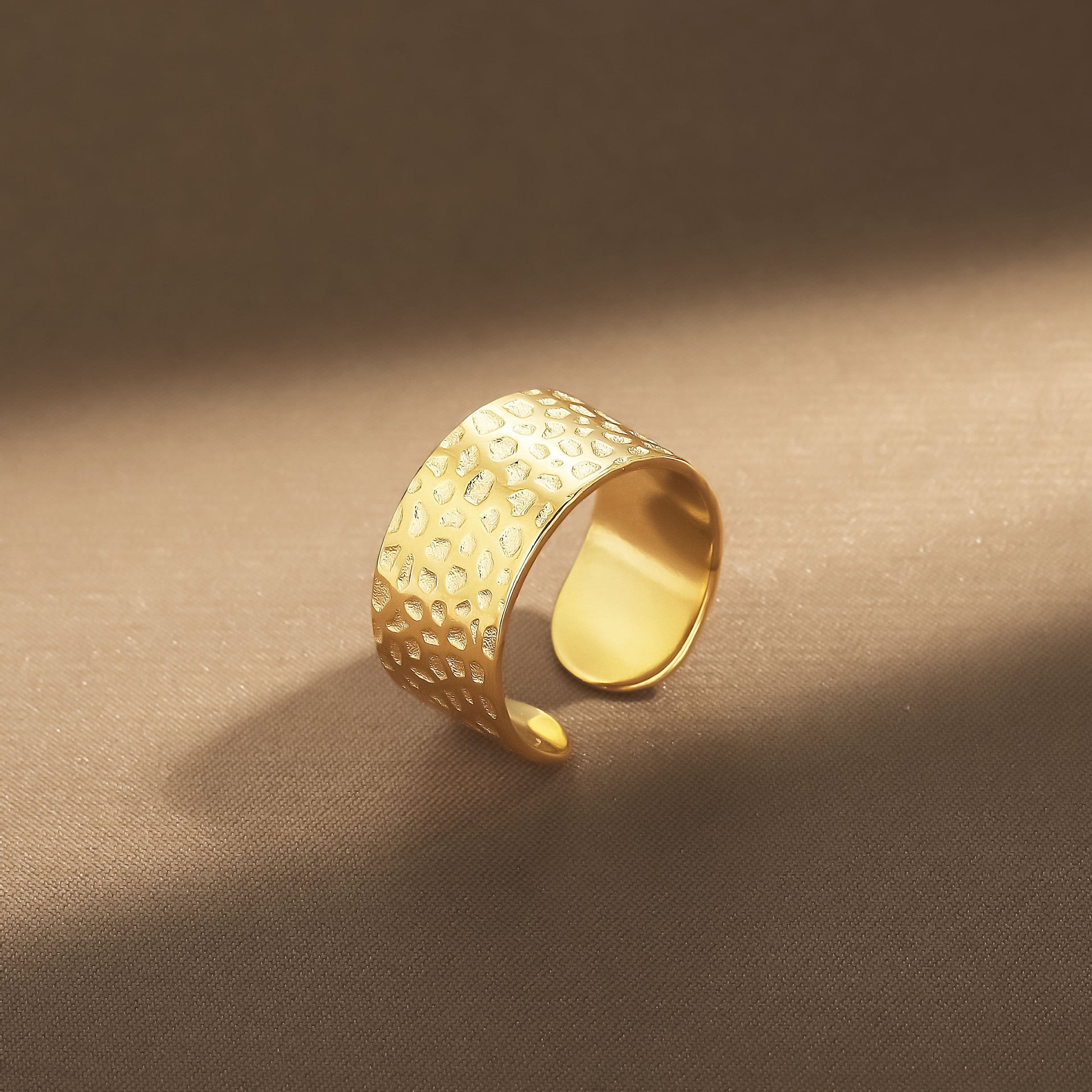 Romantic Gold Ring for Special Moments