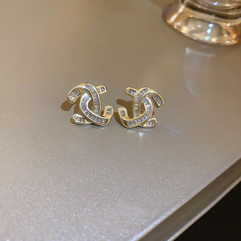 Charming Gold Earring for Any Occasion