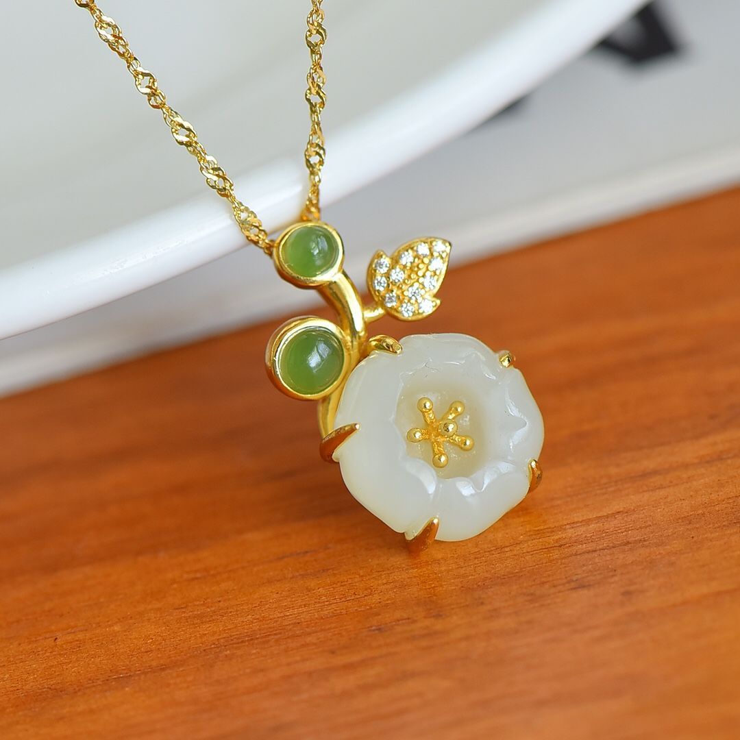 Charming Silver Pendant for Any Occasion
