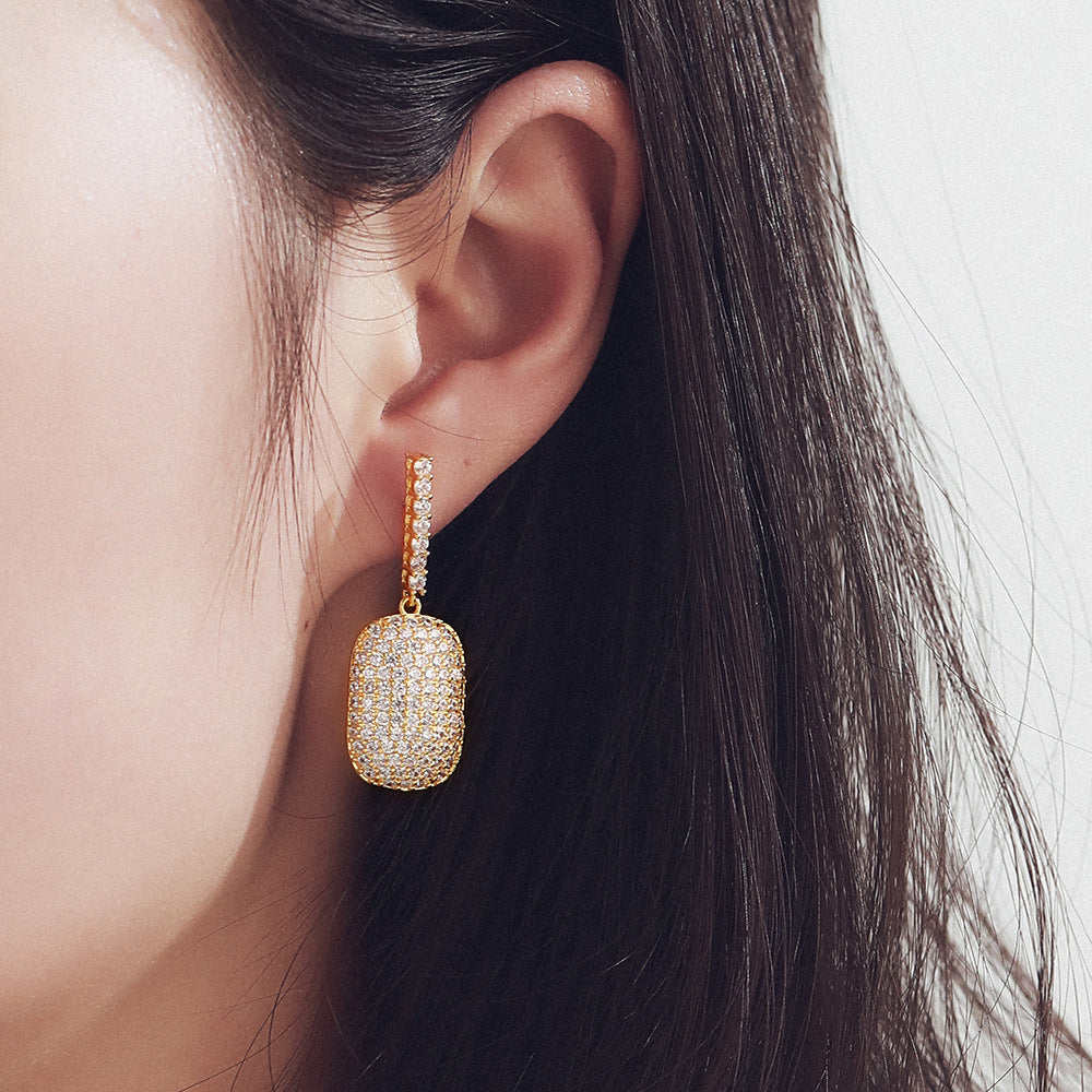Classic Gold Earring with Timeless Appeal