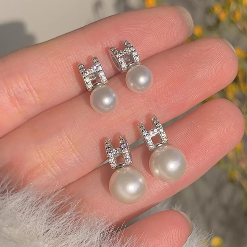 Classic Pearl Earring with Timeless Appeal