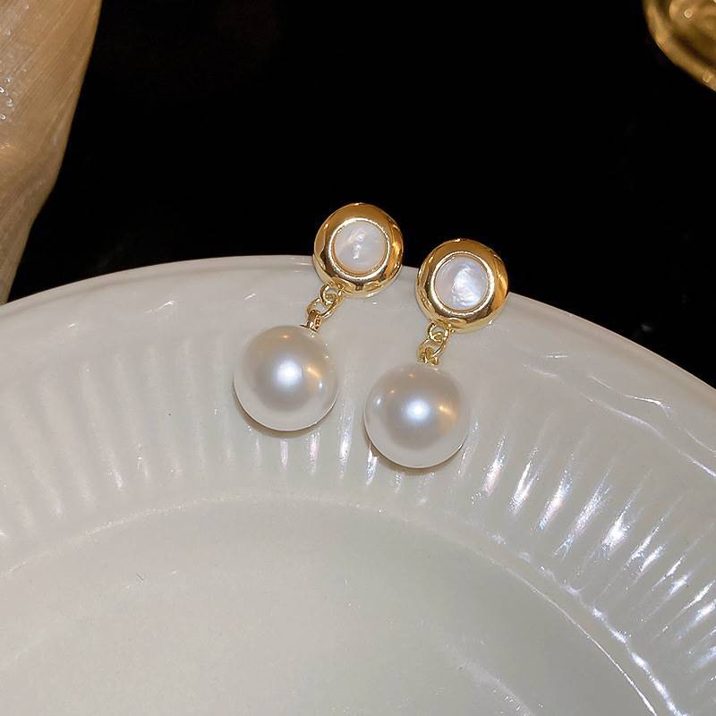 Classic Pearl Earring with Timeless Appeal