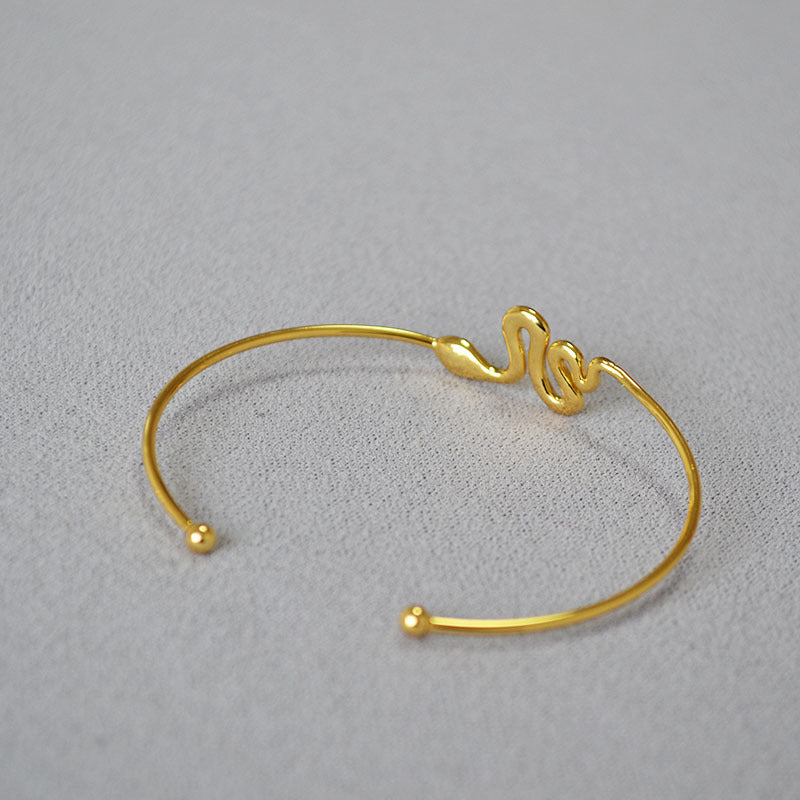 Romantic Gold Bracelet for Special Moments