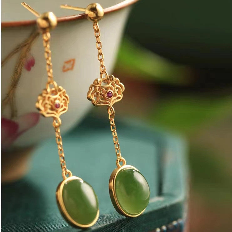 Classic Gold Earring with Timeless Appeal