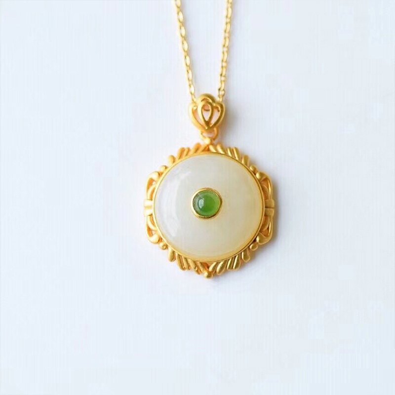 Classic Gold Pendant with Timeless Appeal