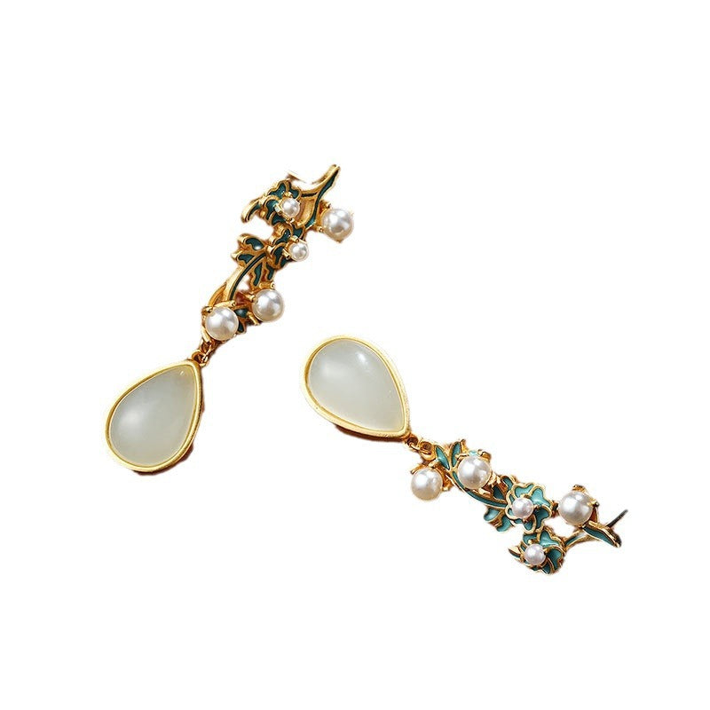 Classic Gold Earring with Timeless Appeal