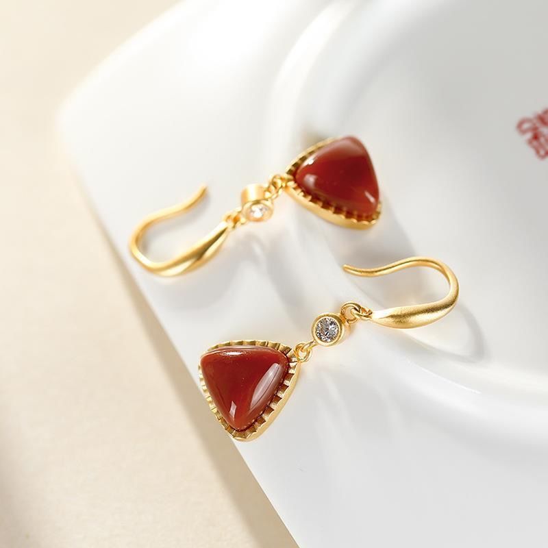 Classic Gold Earring with Timeless Appeal
