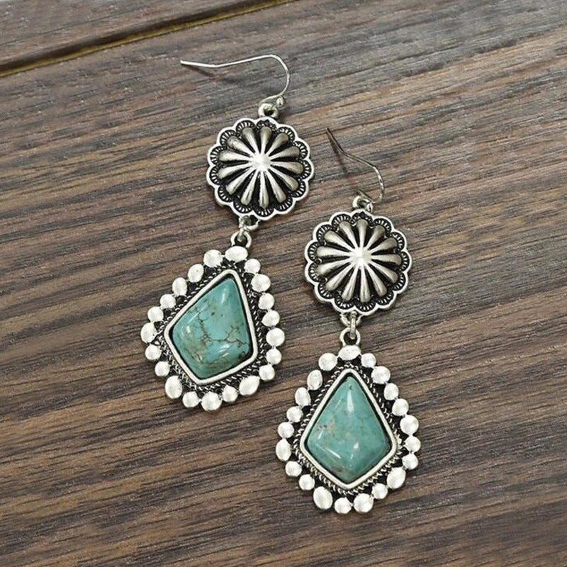 Charming Silver Earring for Any Occasion