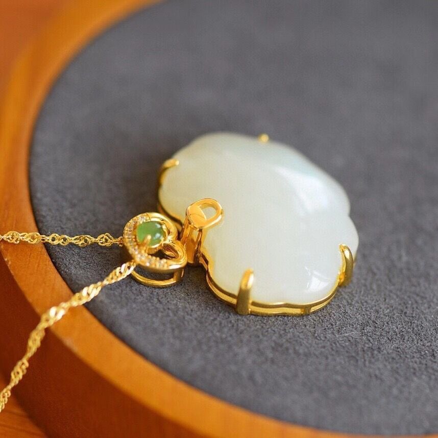 Romantic Gold Necklace for Special Moments