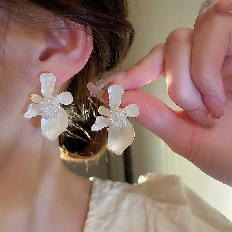Romantic Pearl Earring for Special Moments
