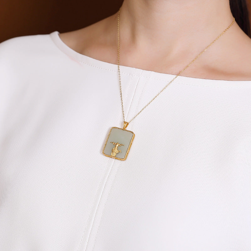 Classic Gold Pendant with Timeless Appeal