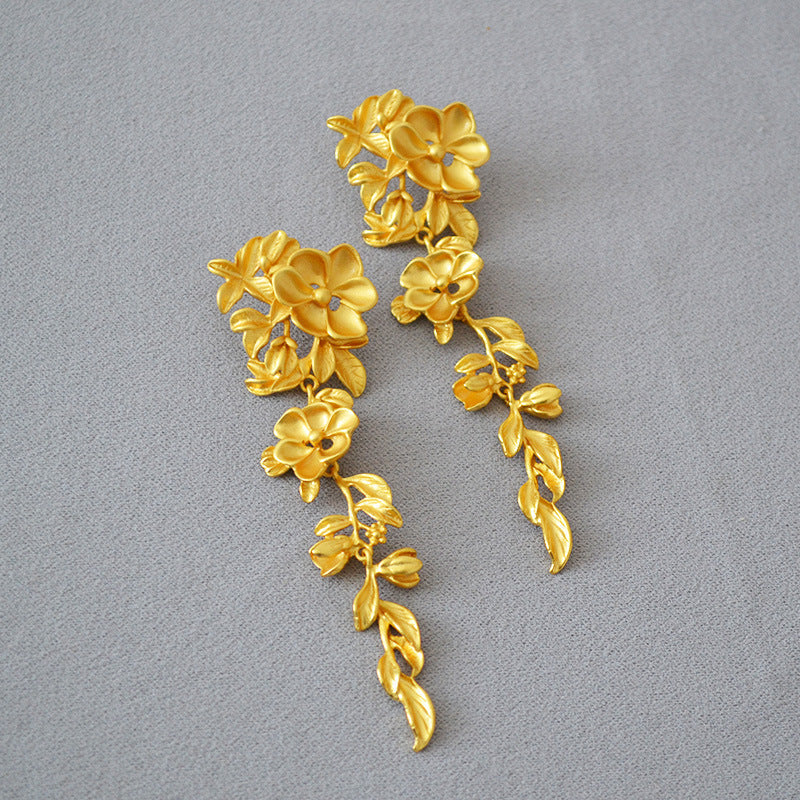 Classic Gold Earring with Timeless Appeal