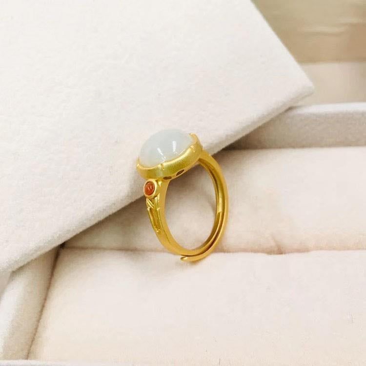 Classic Gold Ring with Timeless Appeal