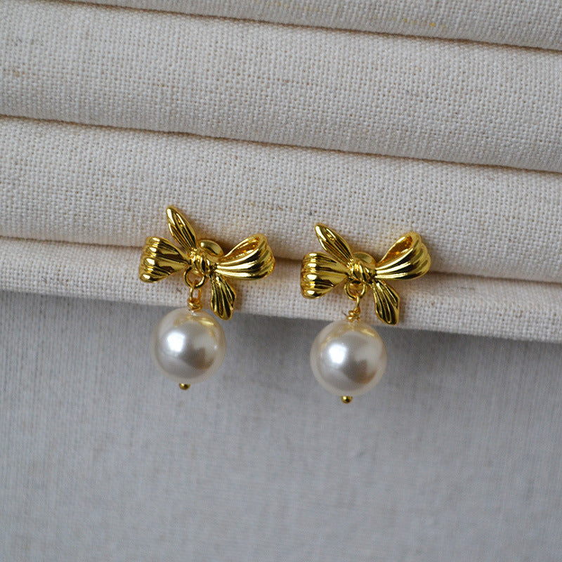Classic Gold Earring with Timeless Appeal