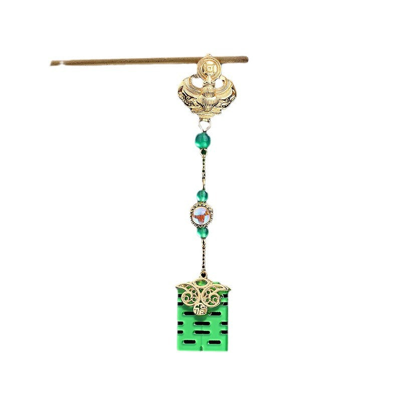 Classic Silver Pendant with Timeless Appeal
