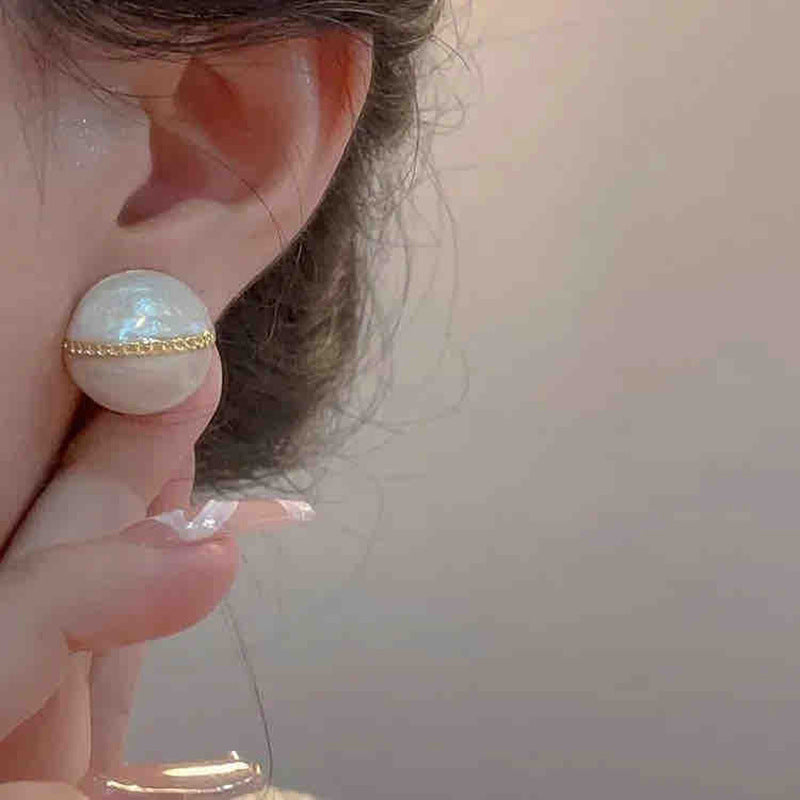 Romantic Gold Earring for Special Moments