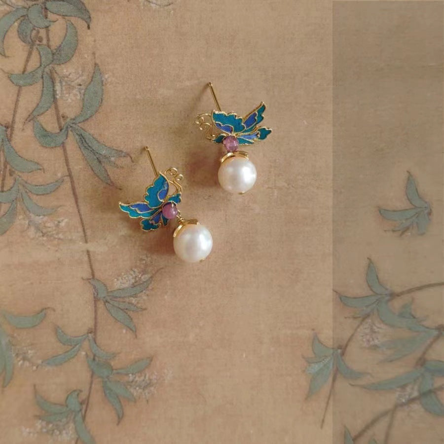 Classic Pearl Earring with Timeless Appeal