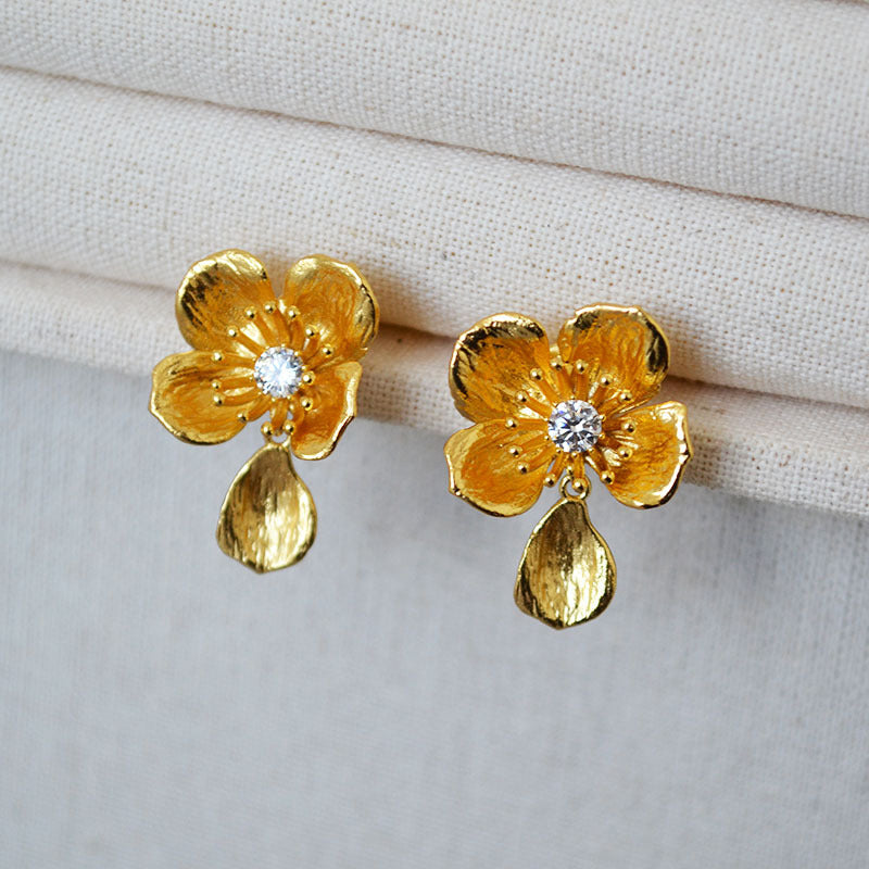 Charming Gold Earring for Any Occasion