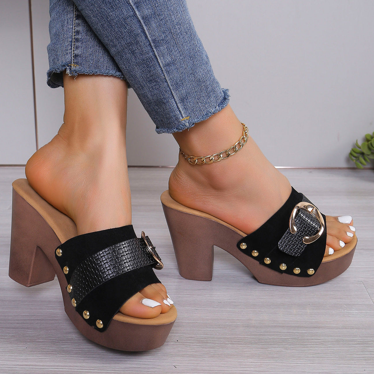 Graceful Orthopedic Sandals for Modern Look