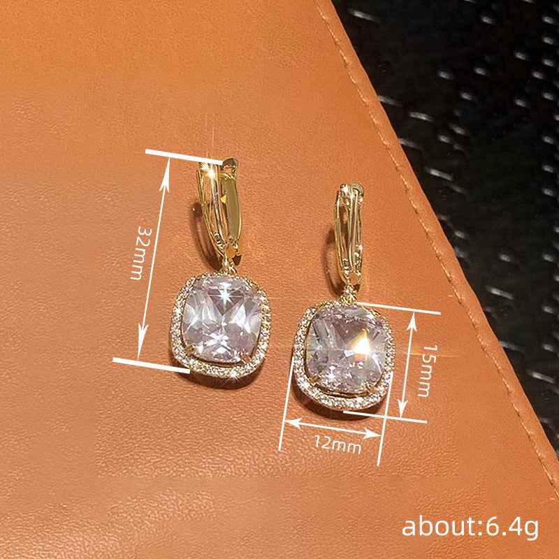 Charming Earring for Any Occasion