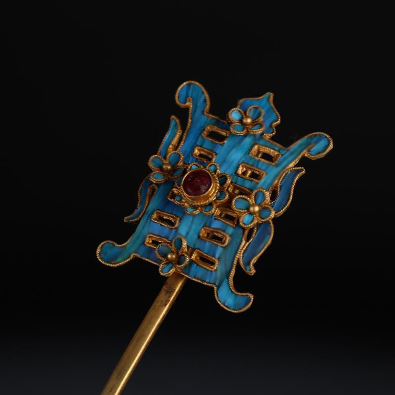 Charming Gold Piece for Any Occasion