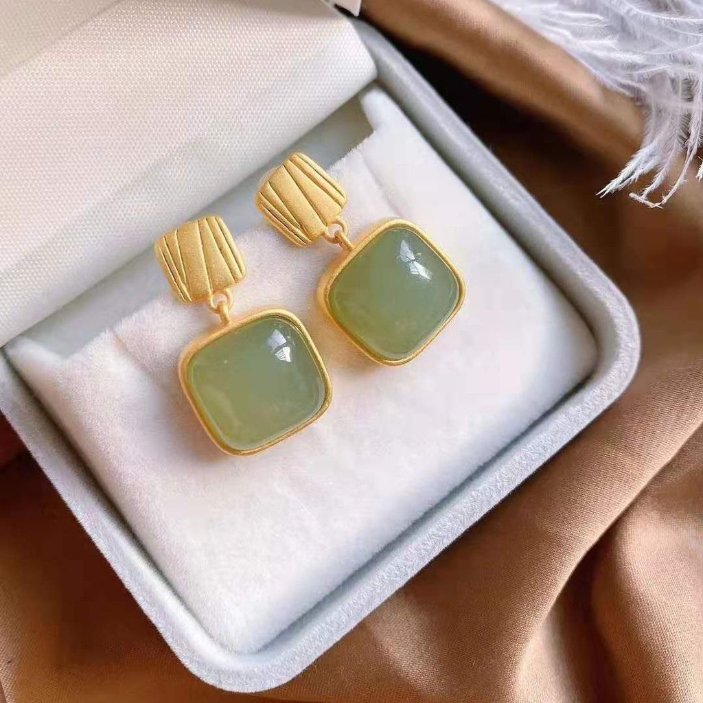 Classic Gold Earring with Timeless Appeal
