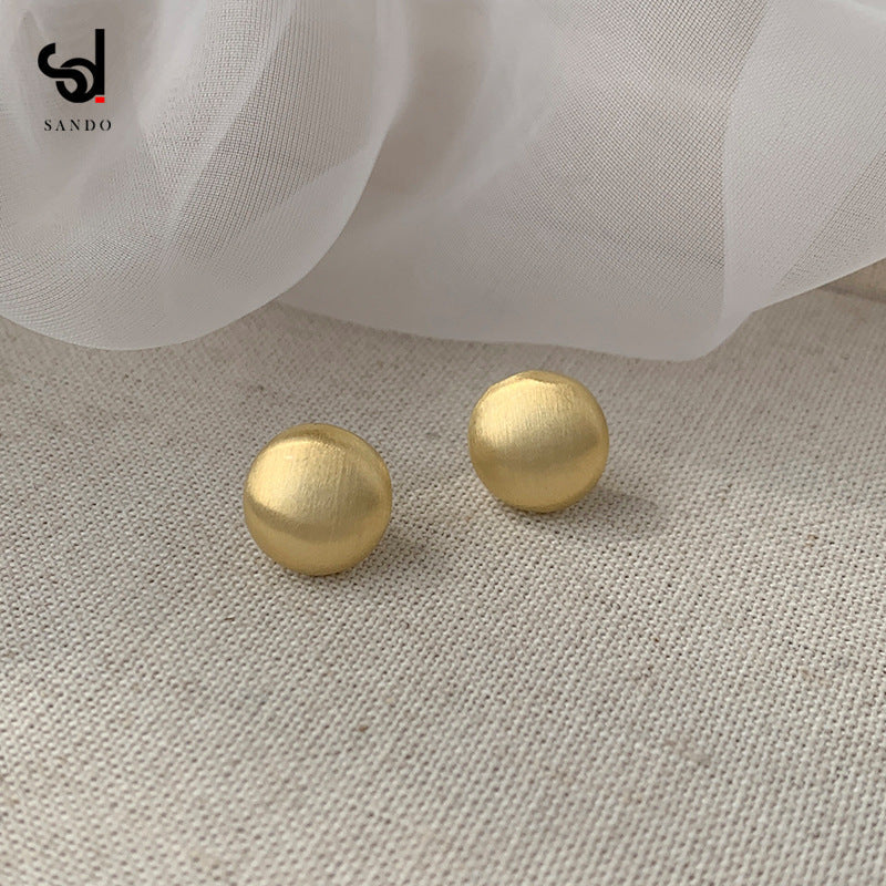 Classic Gold Earring with Timeless Appeal
