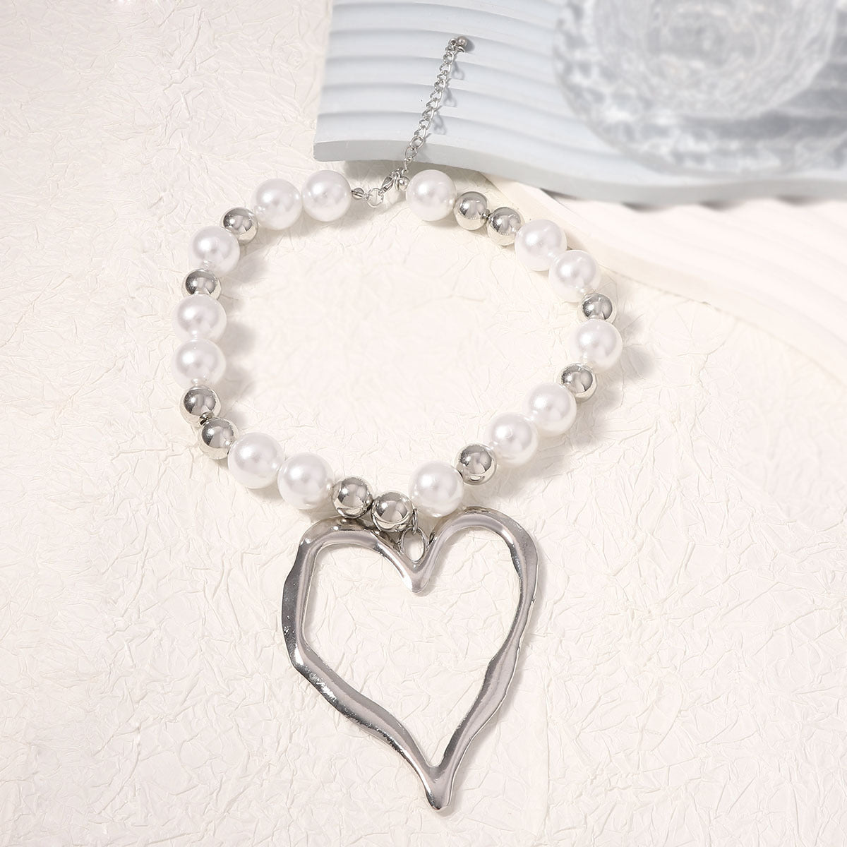 Classic Pearl Necklace with Timeless Appeal