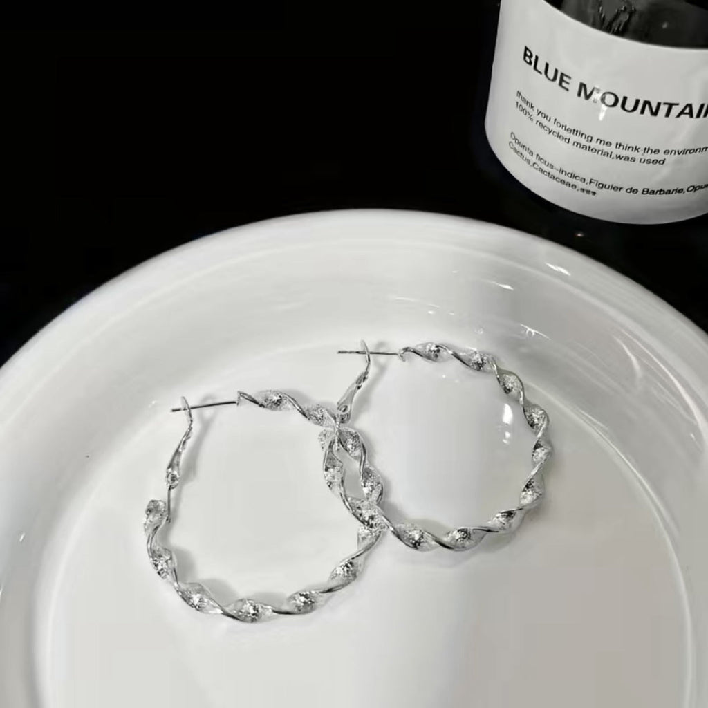 Romantic Gold Earring for Special Moments