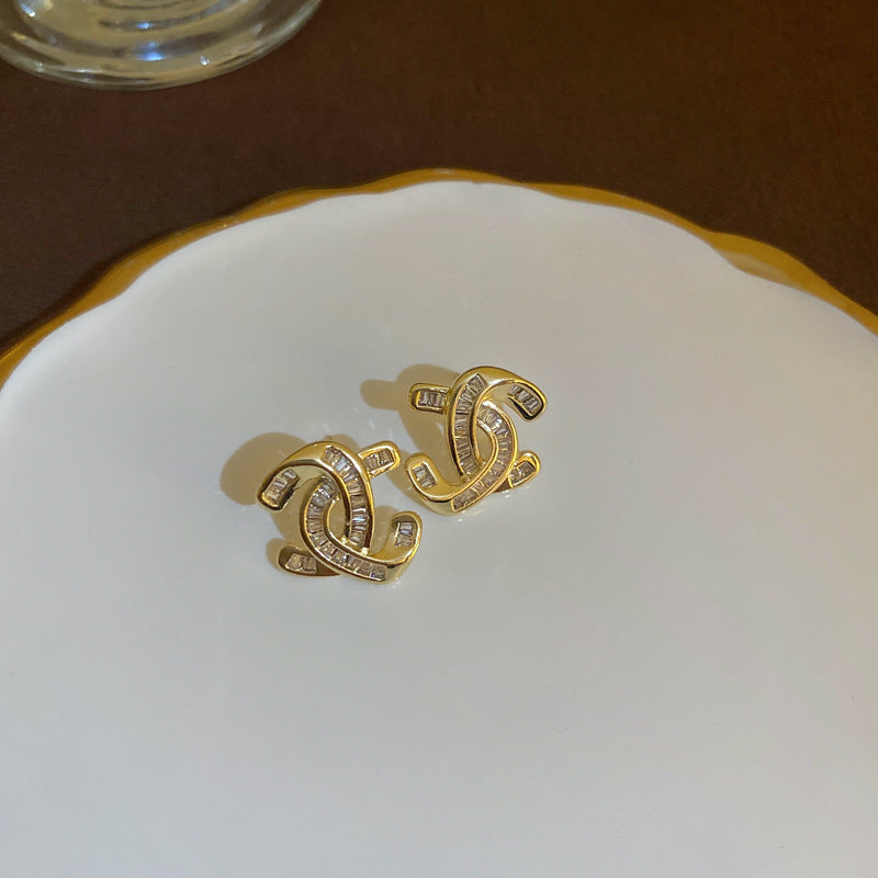 Charming Gold Earring for Any Occasion
