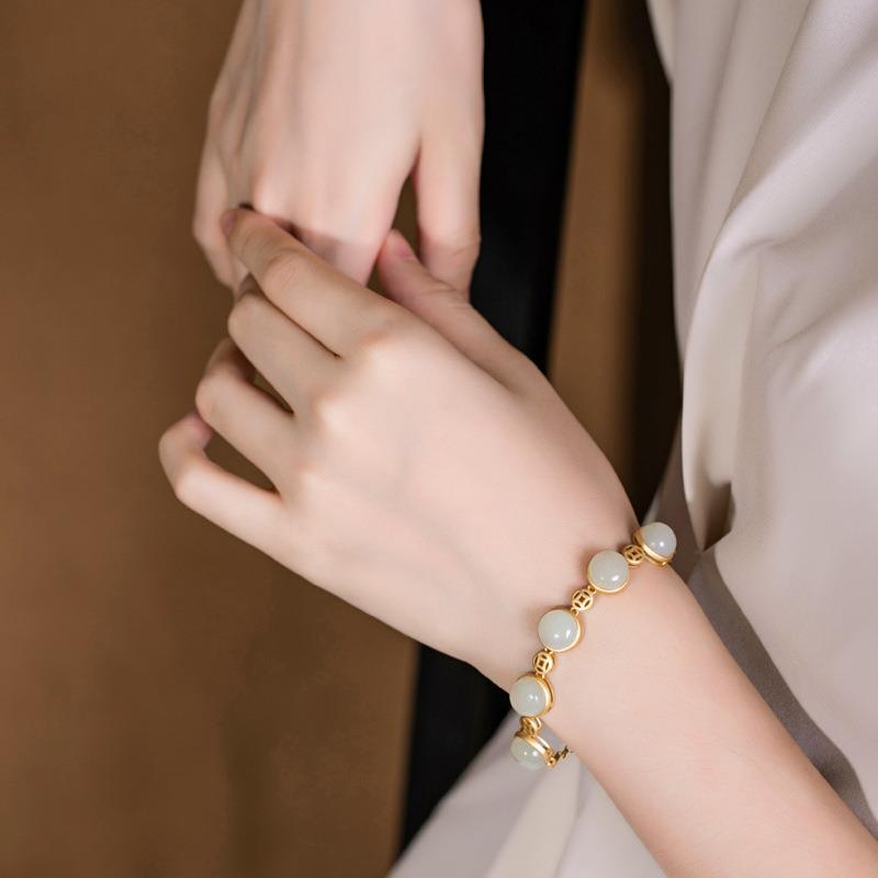 Classic Gold Bracelet with Timeless Appeal