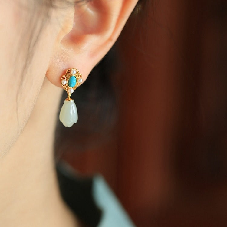 Charming Silver Earring for Any Occasion